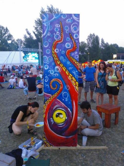 Malba na panel na festivalu Colours of Ostrava 2016