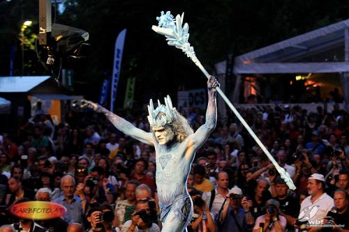 Můj model na pódiu před několika stovkami diváků na World bodypainting festivalu