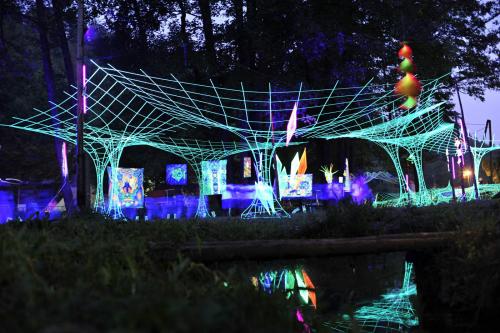 Záběr do galerie na festivalu Ufo Bufo 2016, kde visely také mé obrazy
